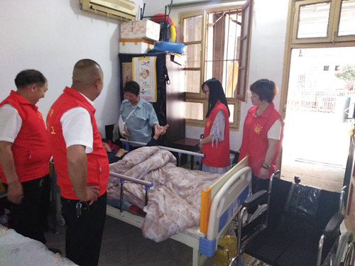 湘北運輸集團黨支部對特困群眾獻愛心，捐獻輪椅