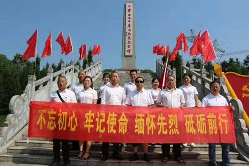 湘北公司黨支部深入革命老區緬懷先烈、慰問困難群眾。